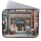 DREI FAHRRÄDER, DIE VOR GEBÄUDE PARKIERT WURDEN LAPTOPSCHUTZHÜLLE (Vorderseite)