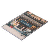 DREI FAHRRÄDER, DIE VOR GEBÄUDE PARKIERT WURDEN NOTIZBLOCK (Linke Seite)