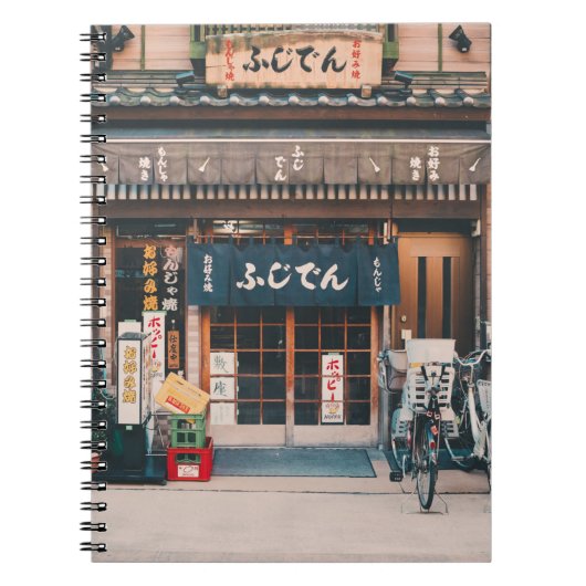 DREI FAHRRÄDER, DIE VOR GEBÄUDE PARKIERT WURDEN NOTIZBLOCK (Vorderseite)