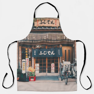 DREI FAHRRÄDER, DIE VOR GEBÄUDE PARKIERT WURDEN SCHÜRZE