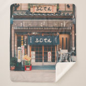 DREI FAHRRÄDER, DIE VOR GEBÄUDE PARKIERT WURDEN SHERPADECKE (Vorderseite)