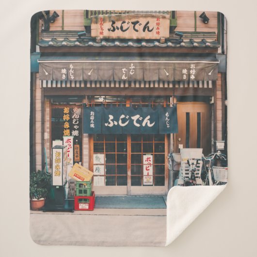 DREI FAHRRÄDER, DIE VOR GEBÄUDE PARKIERT WURDEN SHERPADECKE (Vorderseite)