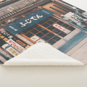 DREI FAHRRÄDER, DIE VOR GEBÄUDE PARKIERT WURDEN SHERPADECKE (3/4)