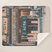 DREI FAHRRÄDER, DIE VOR GEBÄUDE PARKIERT WURDEN SHERPADECKE (Vorderseite (Horizontal))