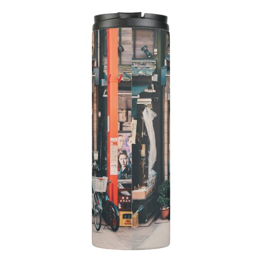 DREI FAHRRÄDER, DIE VOR GEBÄUDE PARKIERT WURDEN THERMOSBECHER (Rückseite)