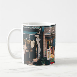 DREI FAHRRÄDER VOR DEM GEBÄUDE PARKIERT KAFFEETASSE