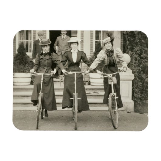 Drei Fahrradfrauen, Anfang der 1900er Jahre (b/w F Magnet (Horizontal)