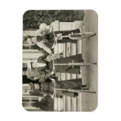 Drei Fahrradfrauen, Anfang der 1900er Jahre (b/w F Magnet (Vertikal)