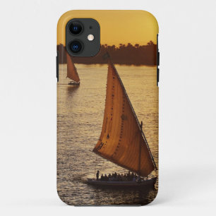 Drei Falukas mit Touristen auf dem Nil bei iPhone 11 Hülle