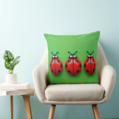 Drei farbenfrohe Ladybugs im grünen Hintergrund Kissen (Stuhl )