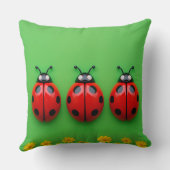 Drei farbenfrohe Ladybugs im grünen Hintergrund Kissen (Rückseite)