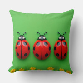 Drei farbenfrohe Ladybugs im grünen Hintergrund Kissen