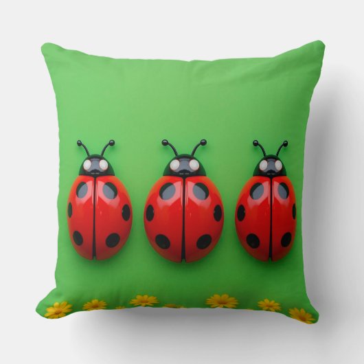Drei farbenfrohe Ladybugs im grünen Hintergrund Kissen (Vorderseite)