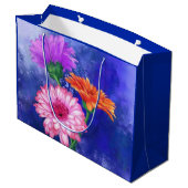 Drei farbige Gerber-Blume - Geschenktasche Große Geschenktüte (Rückseite Schrägansicht)