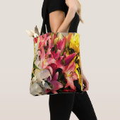 Drei farbige Lilien Tasche (Von Nahem)
