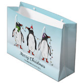 Drei festliche Weihnachtspinguine mit individuelle Große Geschenktüte (Vorderseite Schrägansicht)