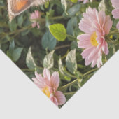 Drei flauschige Kätzchen mit rosa Mums Seidenpapier (Ausschnitt)