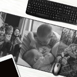 Drei Foto Schwarz/Weiß Schreibtischunterlage<br><div class="desc">Egal ob Sie nach einem durchdachten Geschenk für die Großeltern suchen oder Ihren eigenen Schreibtisch personalisieren möchten, diese elegante Schwarz-Weiß-Collage-Tischmatte aus Foto ist die perfekte Wahl für sich oder Ihre Lieben. Feiern Sie die Bindung Ihrer Familie, indem Sie Ihre bevorzugten drei Fotos auf diese klassische, minimale Vorlage hochladen. Gib Oma...</div>