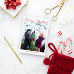 Drei Foto Vertical Red Script Frohe Weihnachten<br><div class="desc">Diese schlichte und moderne doppelseitige Weihnachtskarte enthält eine Vorlage für drei senkrechte Fotos und einen vollständig bearbeitbaren Text,  sodass Sie Ihren Lieblingssalat auswählen können.</div>