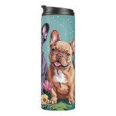 Drei französische Bulldogs im Garten Thermosbecher (Nach rechts gedreht)
