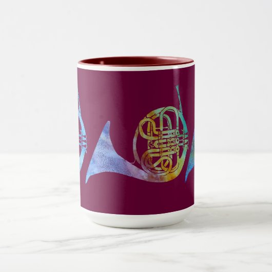 Drei französische Hörner auf Burgunder Tasse (Zentrum)