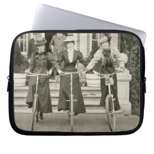 Drei Frauen auf Fahrrädern, frühe 1900s (b/w Fot Laptopschutzhülle