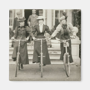 Drei Frauen auf Fahrrädern, frühe 1900s (b/w Fot Magnet