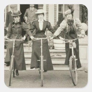 Drei Frauen auf Fahrrädern, frühe 1900s (b/w Fot Quadratischer Aufkleber