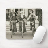 Drei Frauen auf Fahrrädern, frühe 1900s (b/w Foto) Mousepad (Mit Mouse)