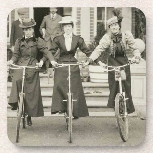 Drei Frauen auf Fahrrädern, frühe 1900s (b/w Foto) Untersetzer (Vorderseite)