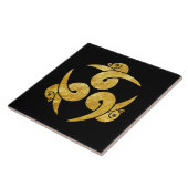 Drei Gänse japanischer Kamon Imitat Gold auf schwa Fliese (Seite)