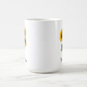 Drei gelbe Sonnenblumen in Vase Custom Kaffeetasse (Mittel)