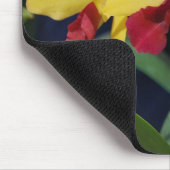 Drei Gelbe und Rote Orchideen Mousepad (Ecke)