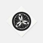 Drei Ginkgo-Blätter mit Schwertern im Kreis Serviette (Ecke)