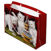 Drei glückliche Kätzchen am Fest Große Geschenktüte (Rückseite Schrägansicht)