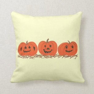 Drei glückliche Kürbise in Heu-Halloween-Kissen Kissen