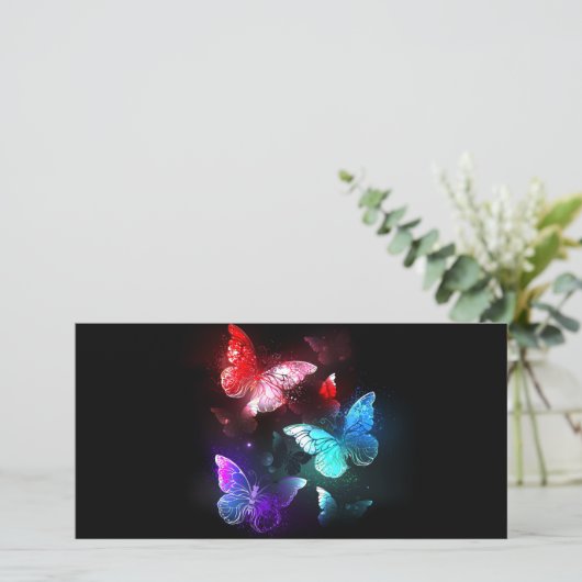 Drei glühende Schmetterlinge im Hintergrund Ankündigung (Stehend Vorderseite)