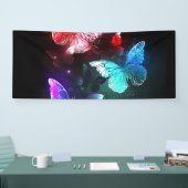 Drei glühende Schmetterlinge im Hintergrund Banner (Messe)