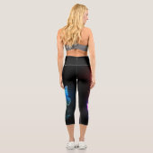 Drei glühende Schmetterlinge im Hintergrund Capri Leggings (Rückseite)