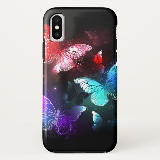 Drei glühende Schmetterlinge im Hintergrund Case-Mate iPhone Hülle (Rückseite)