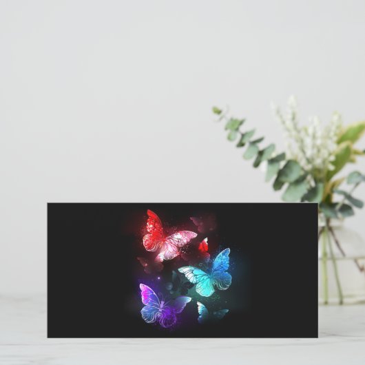 Drei glühende Schmetterlinge im Hintergrund Dankeskarte (Stehend Vorderseite)