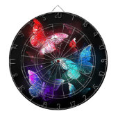 Drei glühende Schmetterlinge im Hintergrund Dartscheibe (vorne)