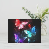 Drei glühende Schmetterlinge im Hintergrund Einladung (Stehend Vorderseite)