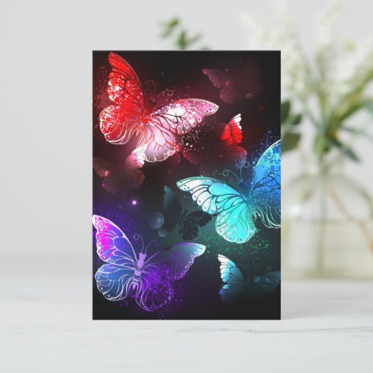 Drei glühende Schmetterlinge im Hintergrund Einladung (Stehend Vorderseite)