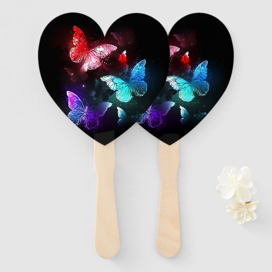 Drei glühende Schmetterlinge im Hintergrund Fächer (Vorne und Hinten)