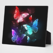 Drei glühende Schmetterlinge im Hintergrund Fotoplatte (Seite)