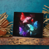 Drei glühende Schmetterlinge im Hintergrund Fotoplatte (Seite)