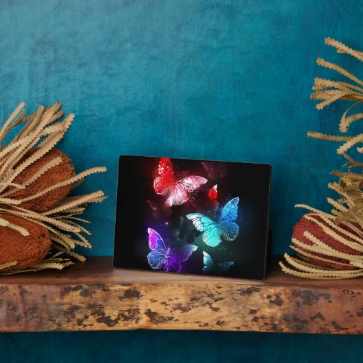 Drei glühende Schmetterlinge im Hintergrund Fotoplatte (Seite)