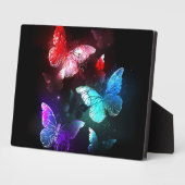 Drei glühende Schmetterlinge im Hintergrund Fotoplatte (Seite)