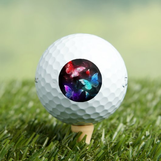 Drei glühende Schmetterlinge im Hintergrund Golfball (Insitu T-Shirt)